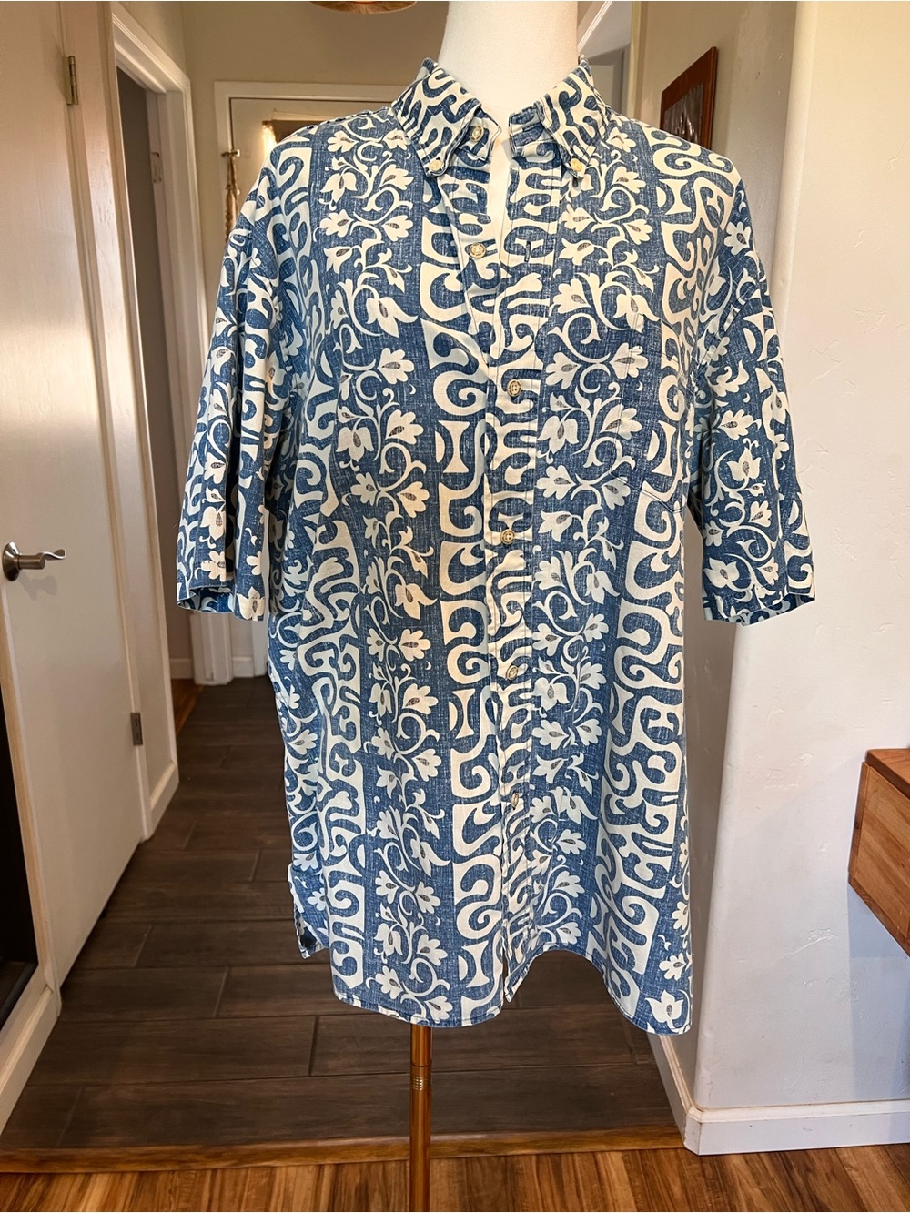 Vintage Reyn Spooner Blue and Cream Short Sleeve Button-Front Hawaiian Shirt